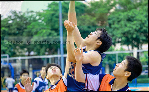 九个内容格子中央高亮赛事列表和热区入口